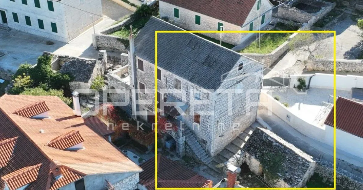 Kamena kuća za adaptaciju u Dračevici na otoku Braču