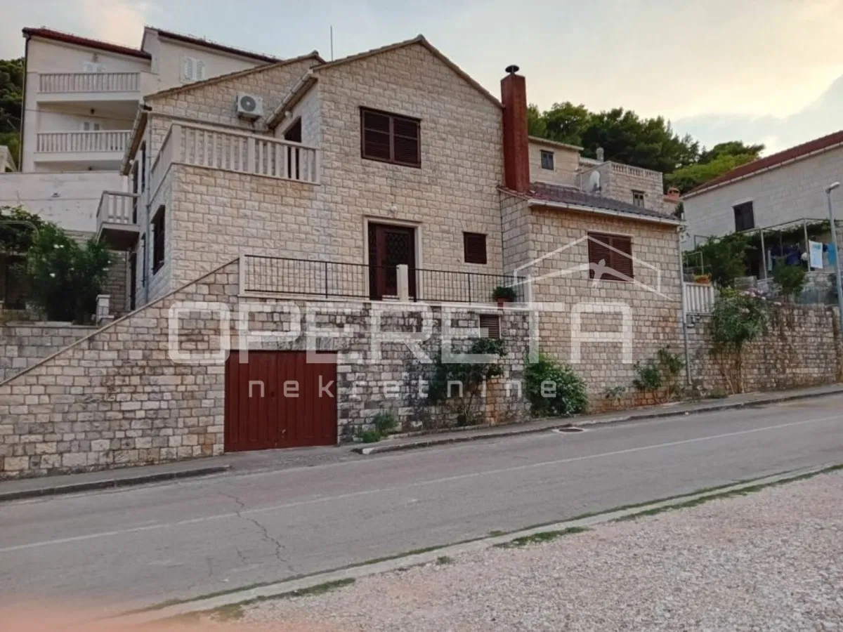 Spaziosa casa in pietra con giardino e vista mare – Pučišća
