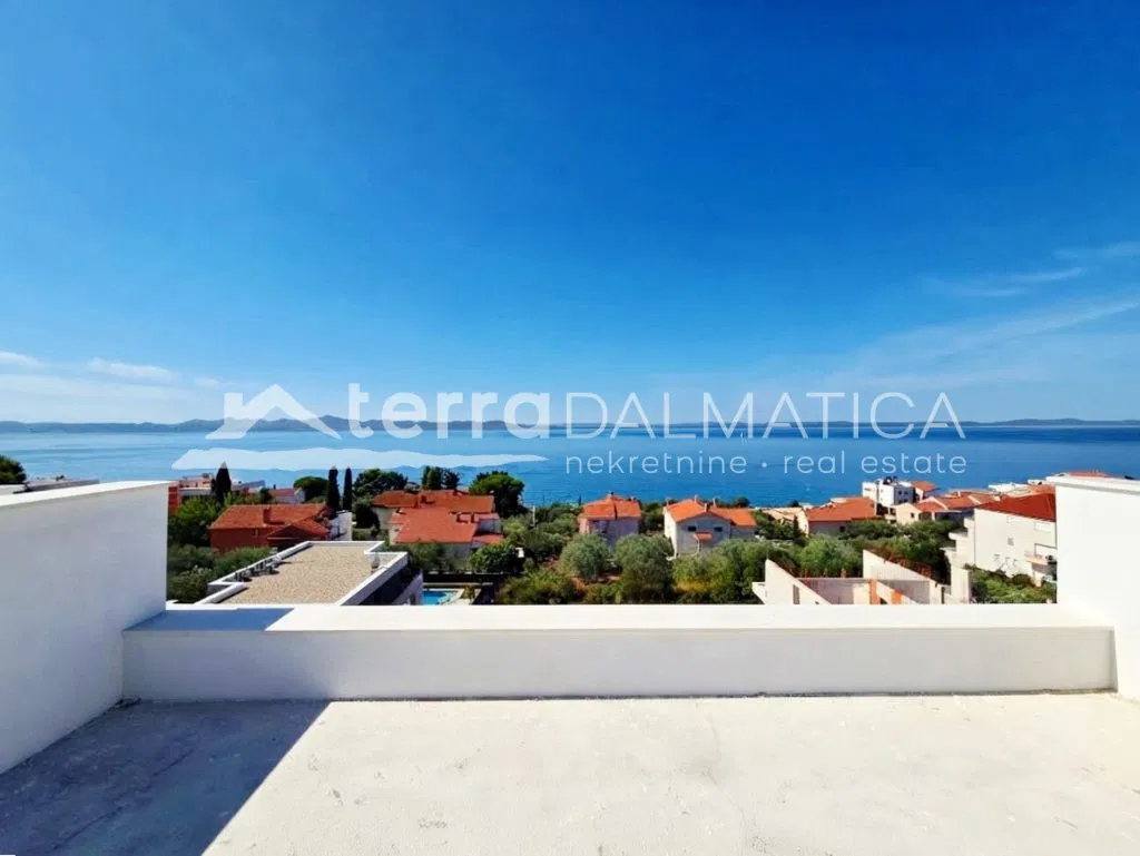Penthouse u okolici Zadra s panoramskim pogledom na more, krovnim terasama i liftom