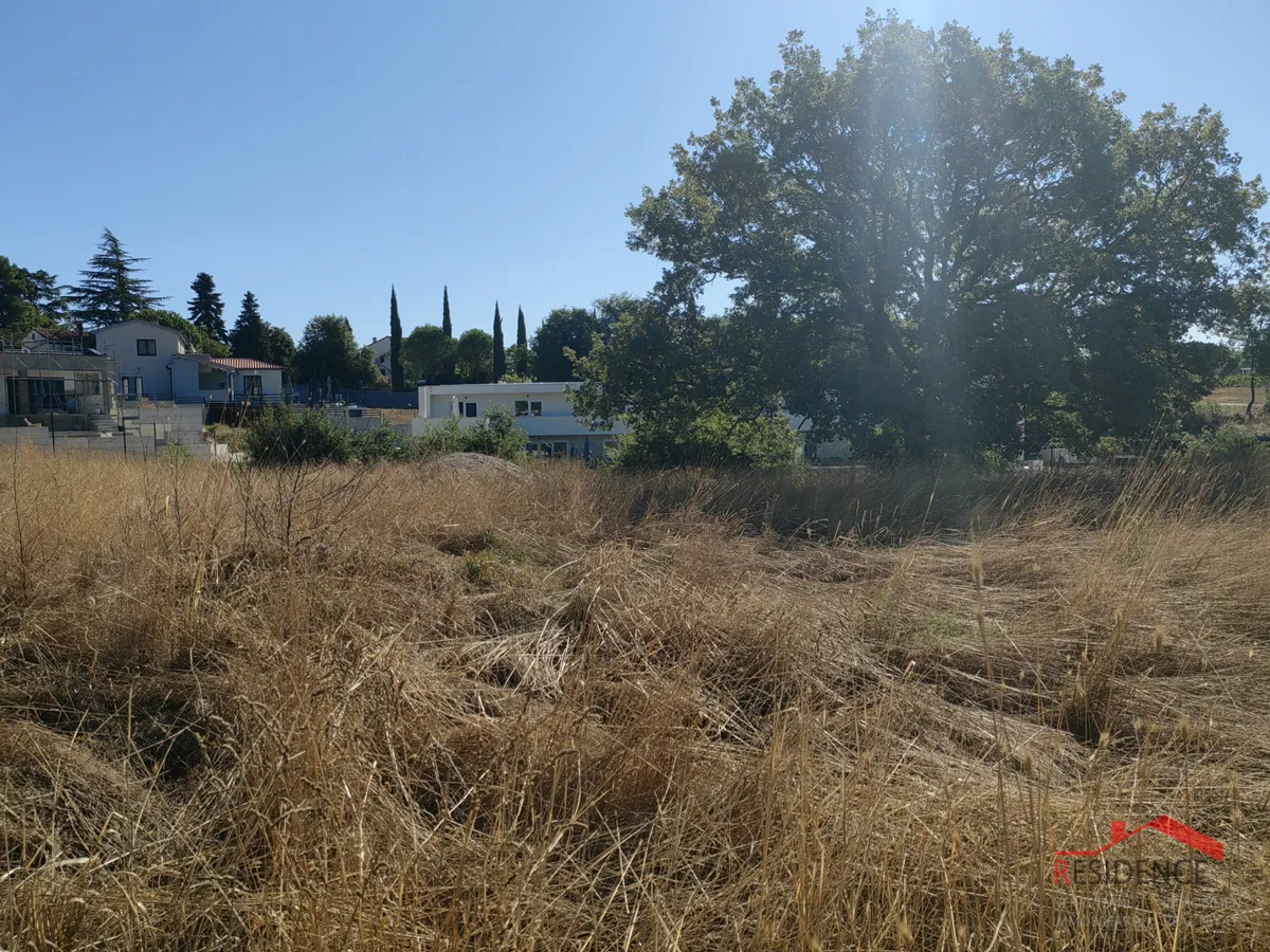 Juršići – Terreno edificabile di 980 m² con progetto per una moderna villa con piscina