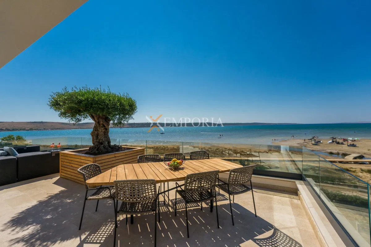 Ljubač – Villa in erster Reihe zum Meer mit Pool und Sauna