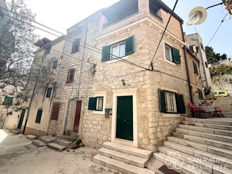 Steinhaus mit Terrasse im Herzen des historischen Šibenik