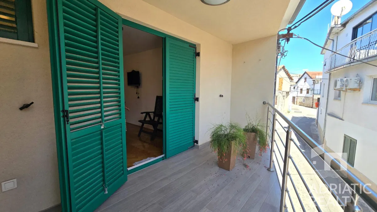 Vodice, Kroatien – komplett renoviertes Stadthaus, 2 Minuten von der Uferpromenade entfernt + Parkplatz