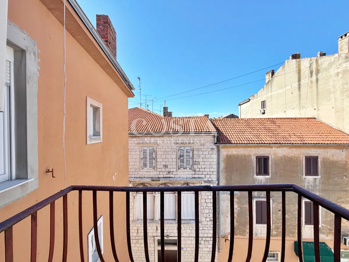 ZADAR, POLUOTOK - Prostrani stan u centru za dugoročni najam