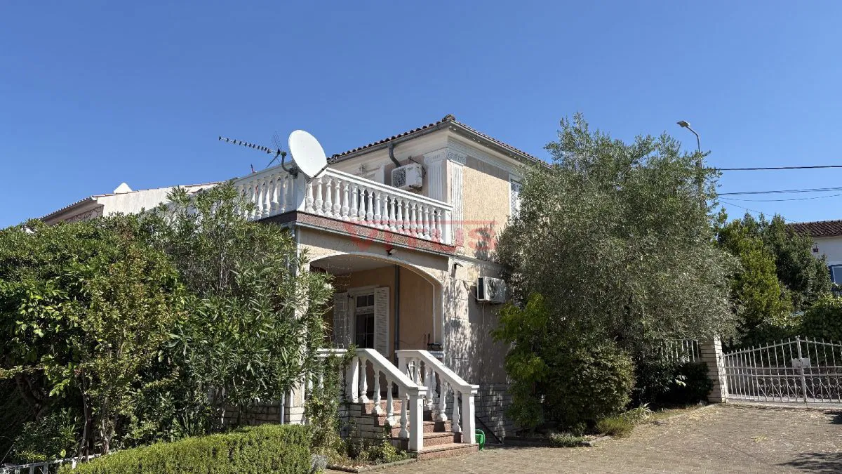 Dvojna kuća sa dva apartmana (k1105)