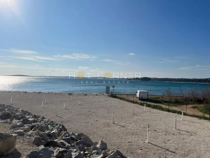 Medulin, fantastična lokacija, 50 m od plaže, 2 SS apartman u visokom prizemlju