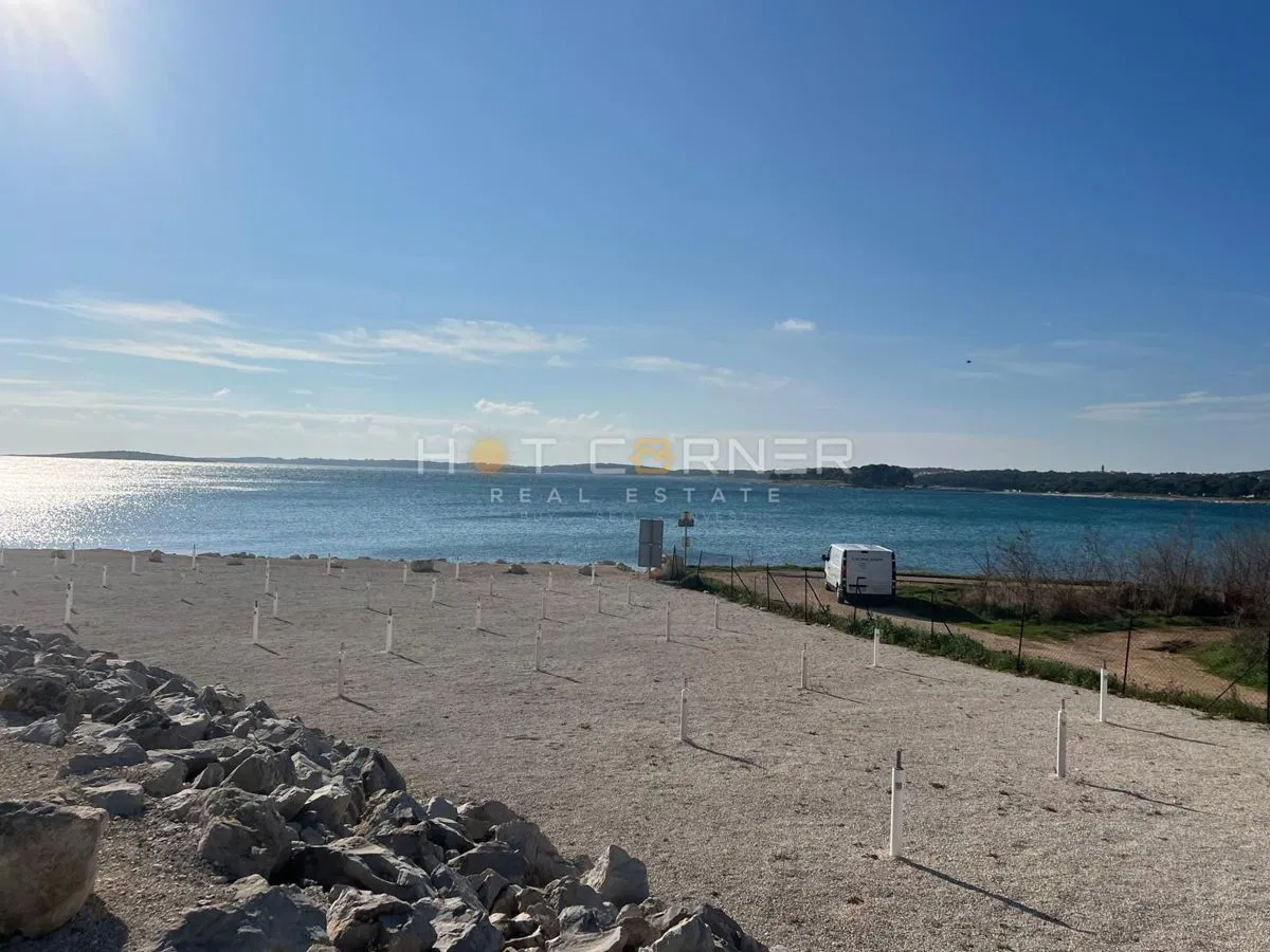 Medulin, fantastična lokacija, 50 m od plaže, 2 SS apartman u visokom prizemlju