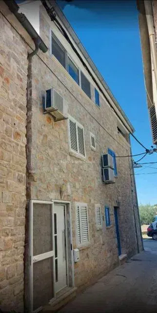 Tisno, kamena kuća u drugom redu do mora
