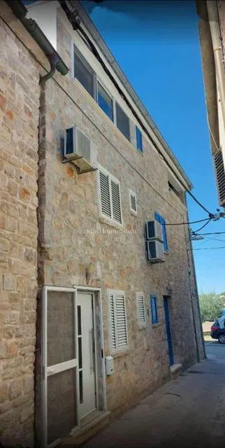 Tisno, kamena kuća u drugom redu do mora