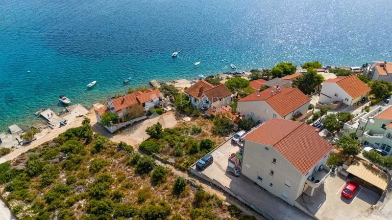 Építési telek Vinišće, Marina, 595m2