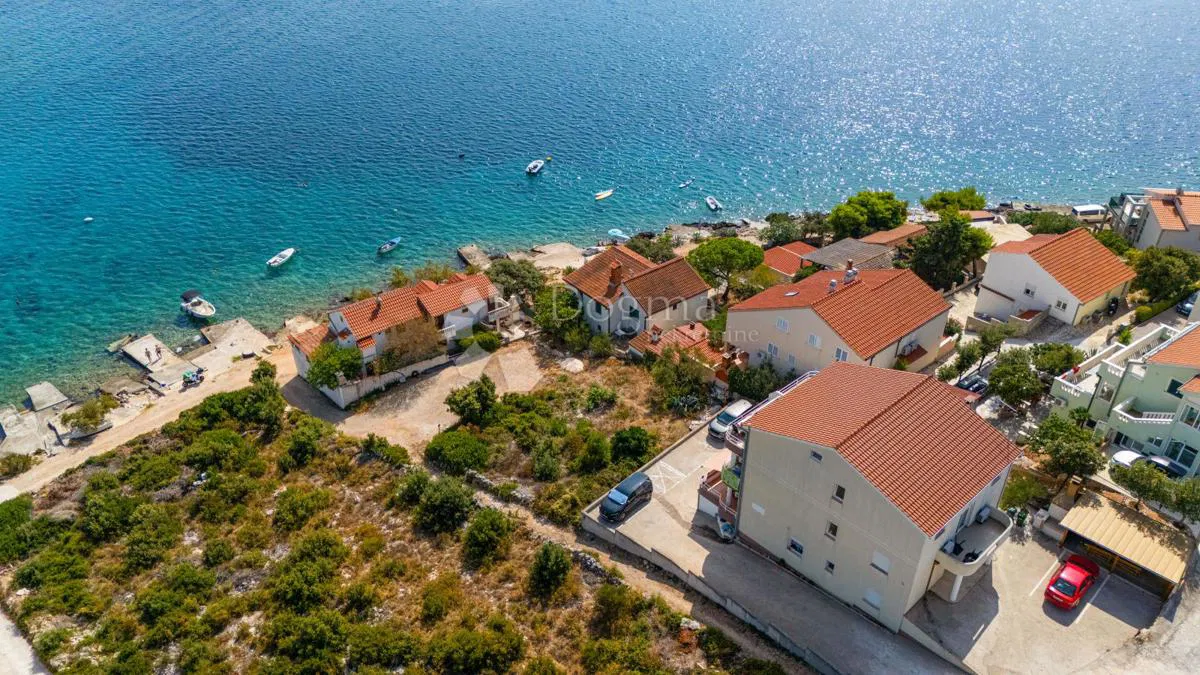 Építési telek Vinišće, Marina, 595m2
