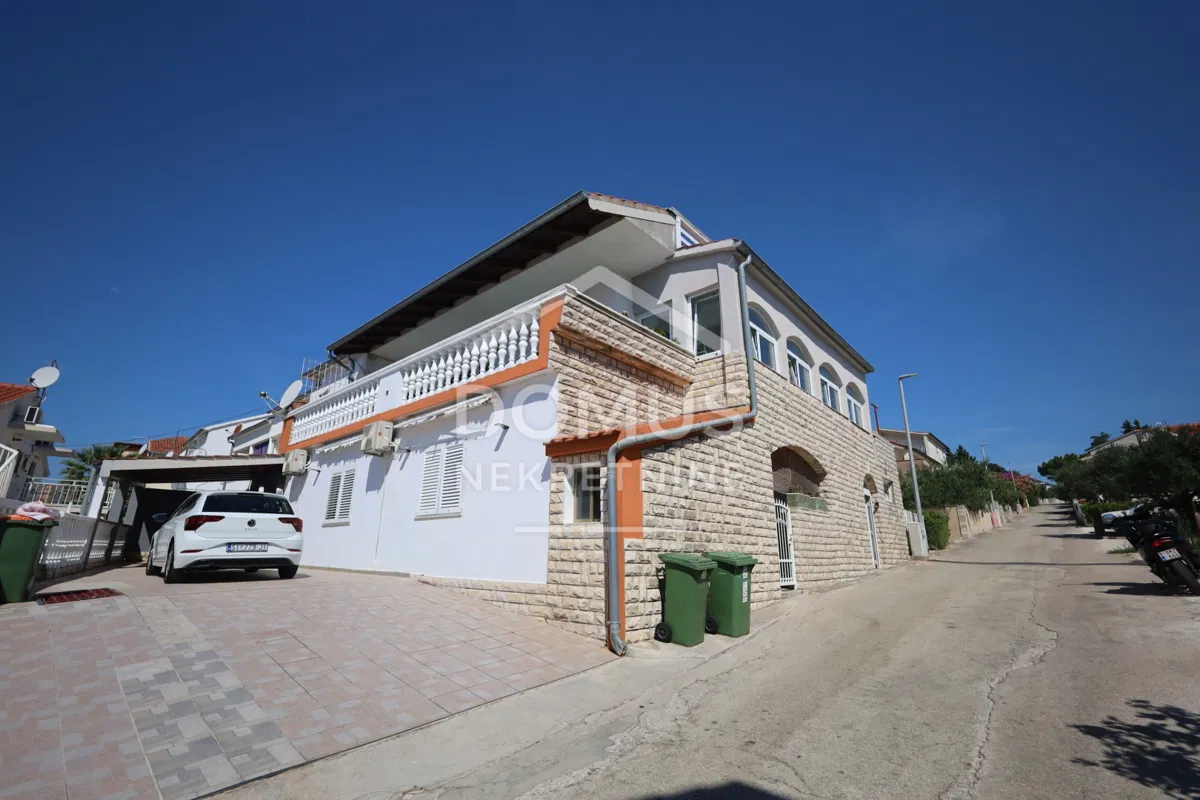 Pirovac, kuća sa 6 apartmana, 100 m od plaže