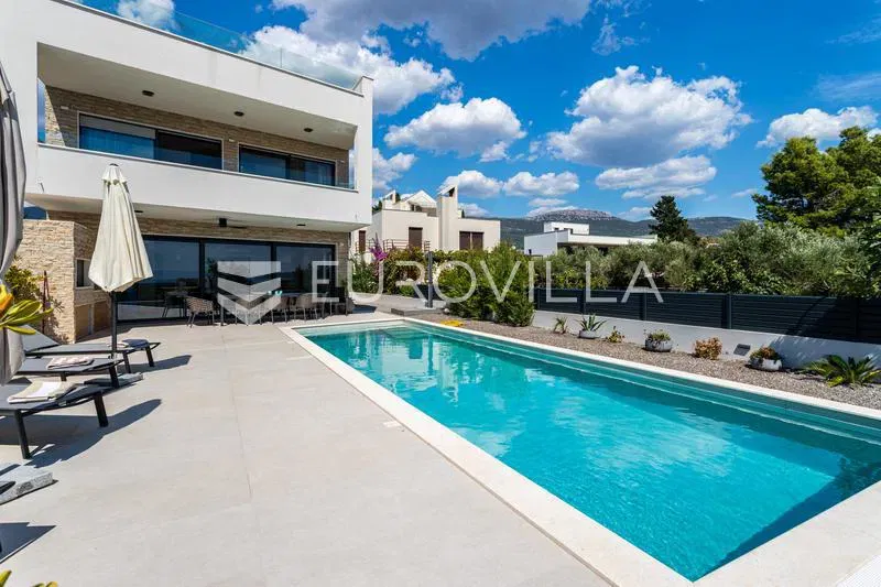 Kaštel Štafilić, luksuzna vila u prvom redu do mora