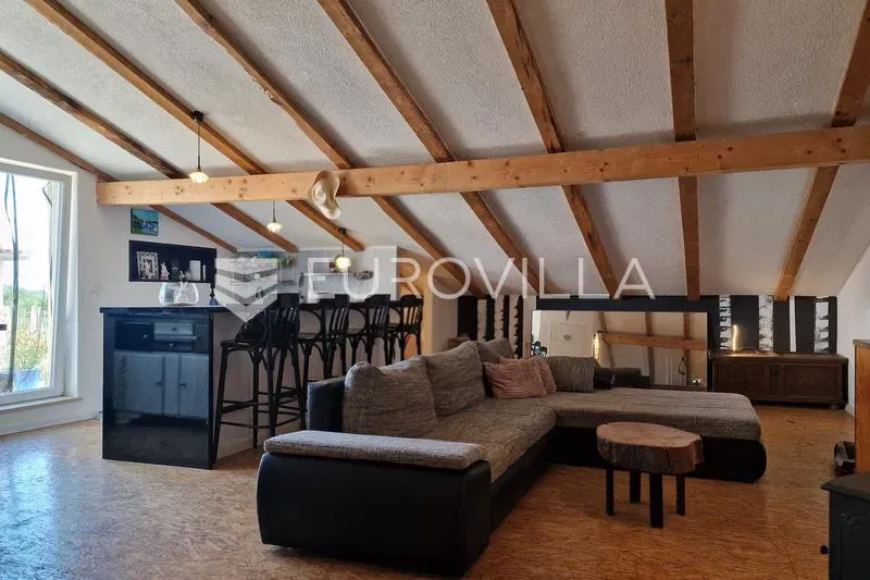 Šišan, Istra, Prostran trosoban stan od 132 m² s privatnom okućnicom od 62 m², 1. kat