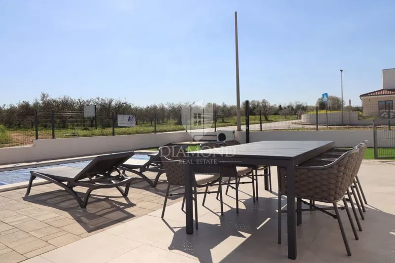 PRONTA PER ESSERE ABITATA! Moderna casa a un piano con piscina riscaldata – ottimo investimento per affitti turistici, Parenzo – 2