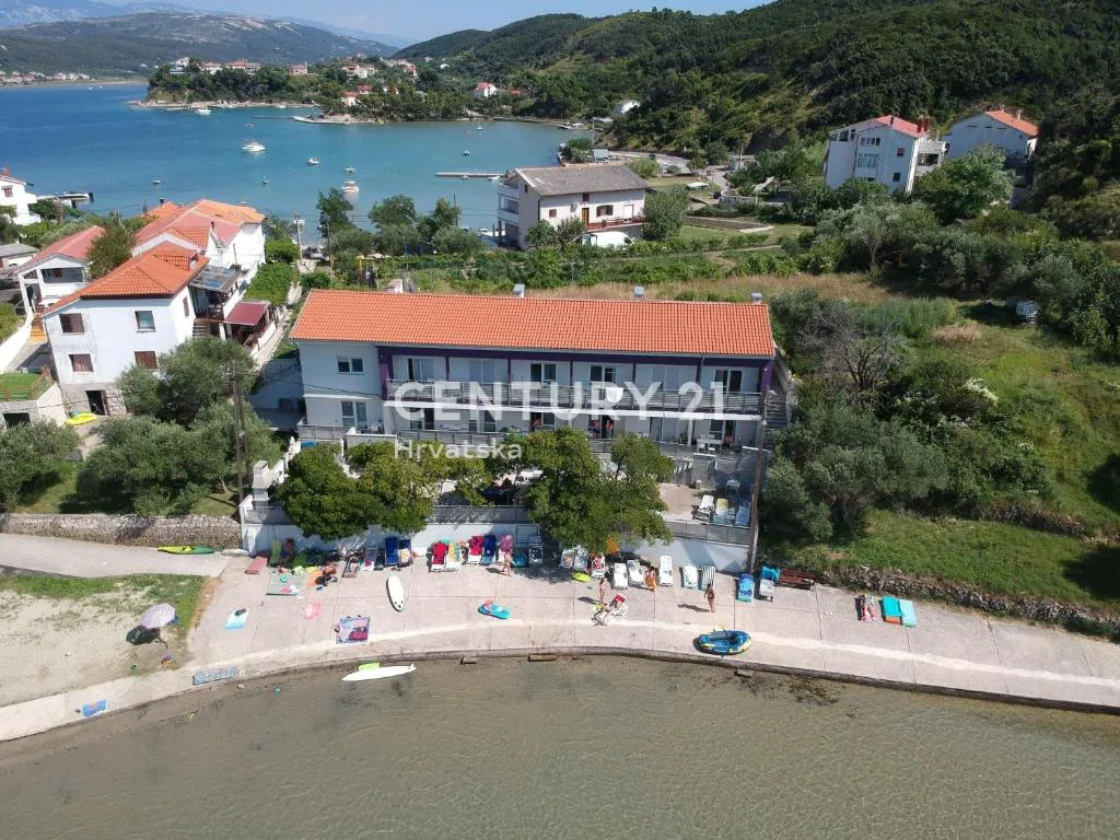 OTOK RAB – HAUS MIT 11 UNTERKUNFTSEINHEITEN, ERSTE REIHE ZUM MEER