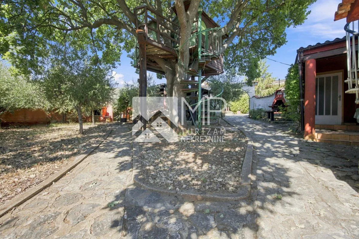 JEDINSTVENO IMANJE S POGLEDOM NA MORE – VIŠE KUĆA, APARTMANI, KUĆICA NA STABLU I VELIKA PARCELA