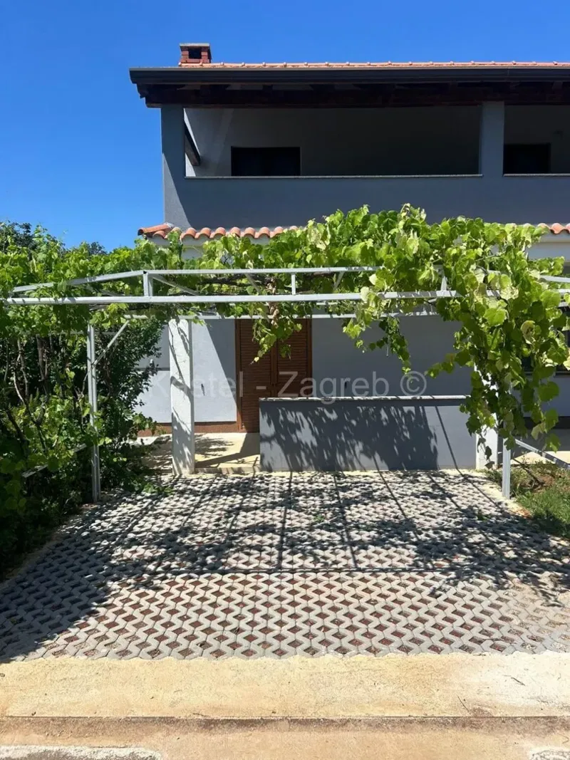 Istra, Poreč, Rošini, stan u prizemlju 80m2 sa vrtom
