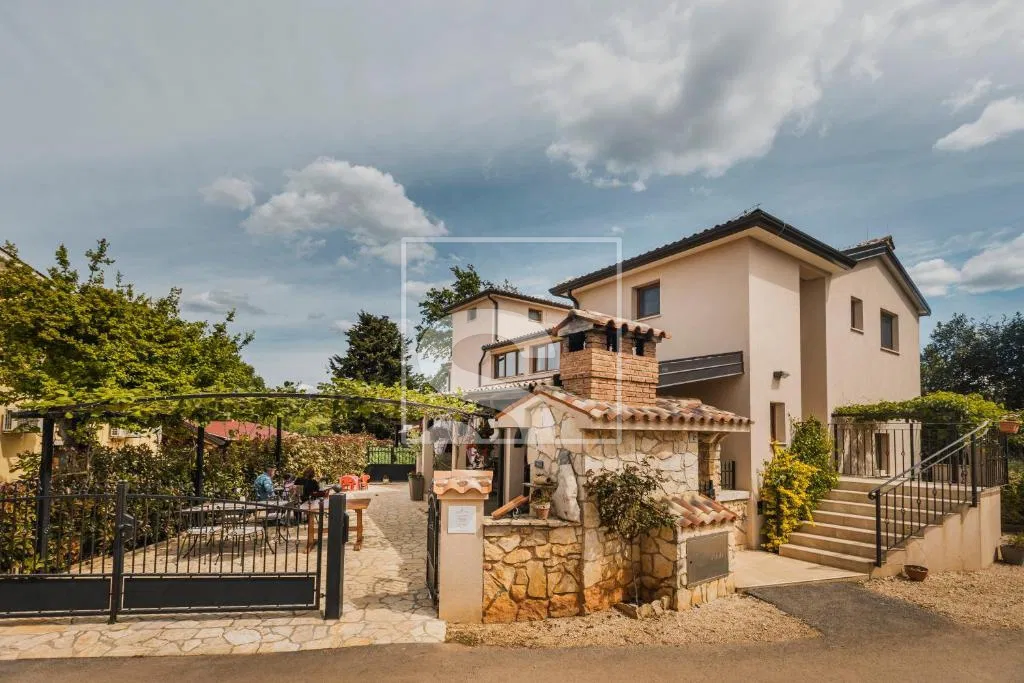 Restoran s 4 moderne sobe za najam, 4 km do mora, Poreč