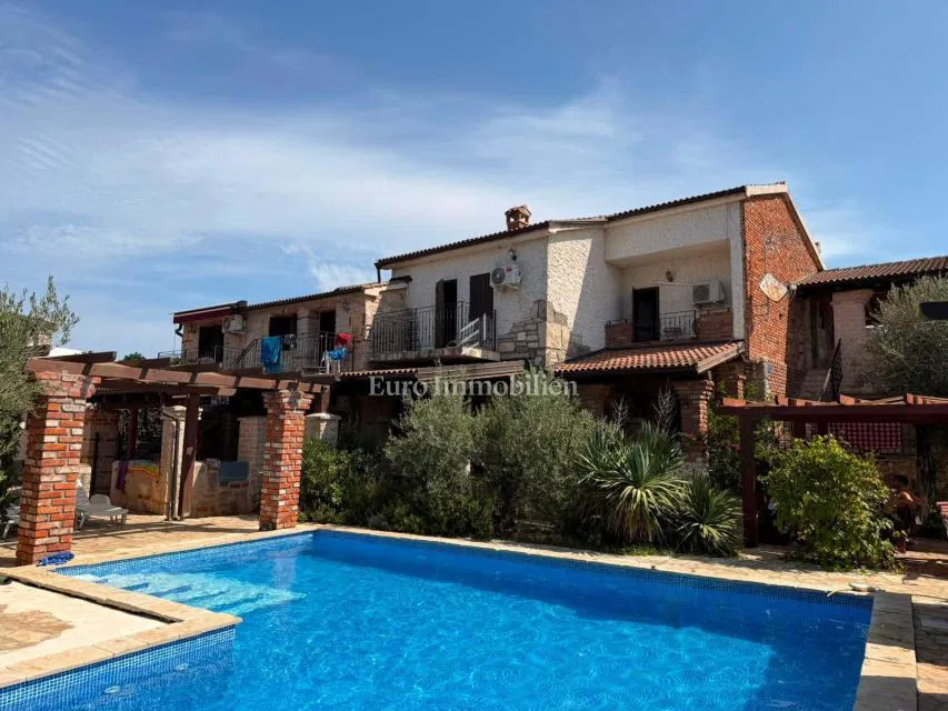 Dvije kamene apartmanske kuće s bazenom - Vir