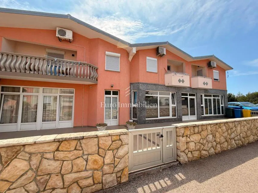 Apartmanska kuća sa 7 apartmana - Vir