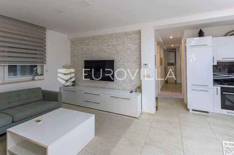 Slavonski Brod, centar stan 70 m² s terasom i privatnim parkingom
