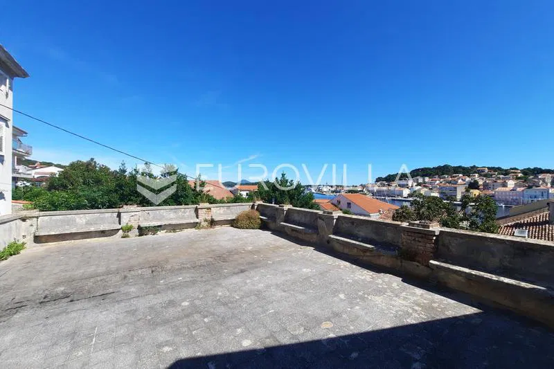 Mali Lošinj, povijesna kapetanova kuća s pogledom na more i marinu