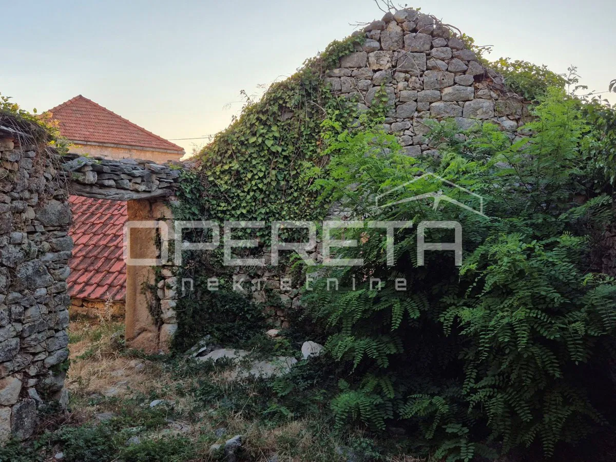 Due case in pietra su terreno edificabile a Nerežišća.