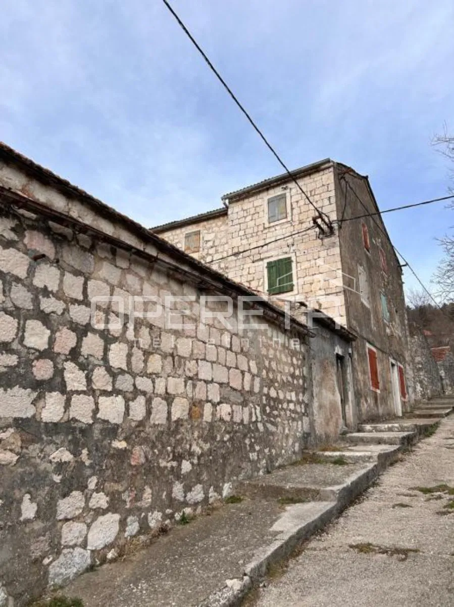 Dvije kamene kuće ukupne površine 300 m² u Donjem Muću