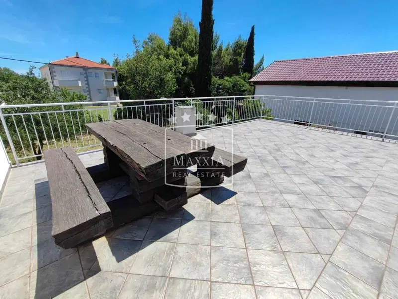 Starigrad - uređena kuća sa 3 apartmana lokacija!! 379.000€