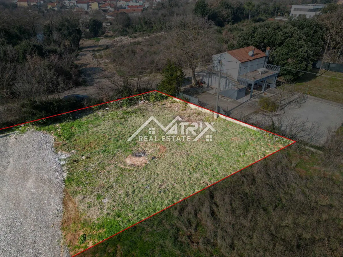 Pula okolica, građevinska parcela na odličnoj lokaciji, struja voda