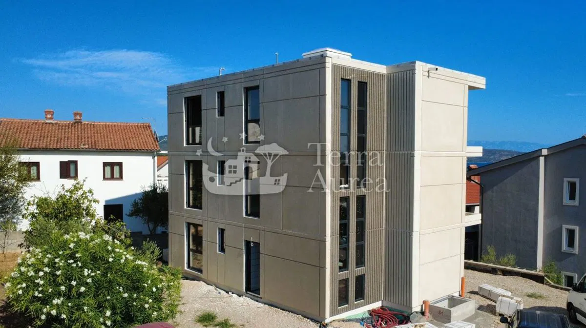 Moderan apartman s prostranom okućnicom, grad Krk
