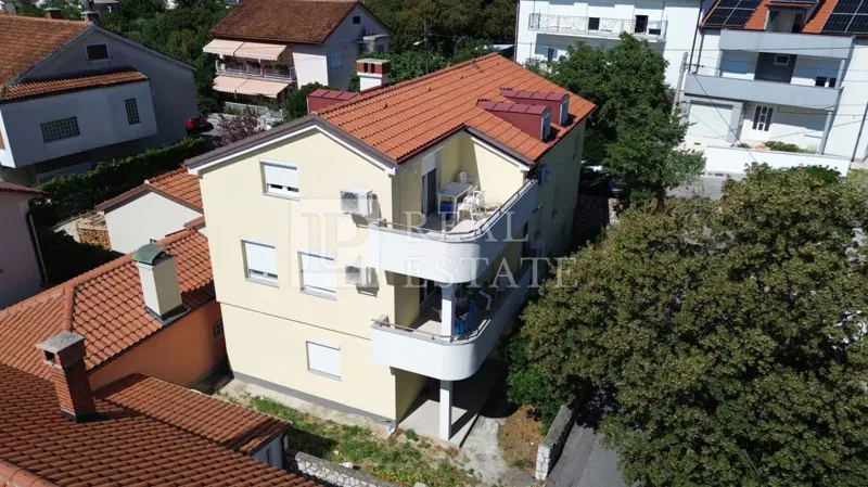 KRALJEVICA - EKSKLUZIVNA PRODAJA - prostrana kuća sa 4 stana na 200 metara od mora i centra