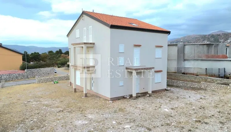 KRALJEVICA - kuća sa tri stana na prostranom zemljištu