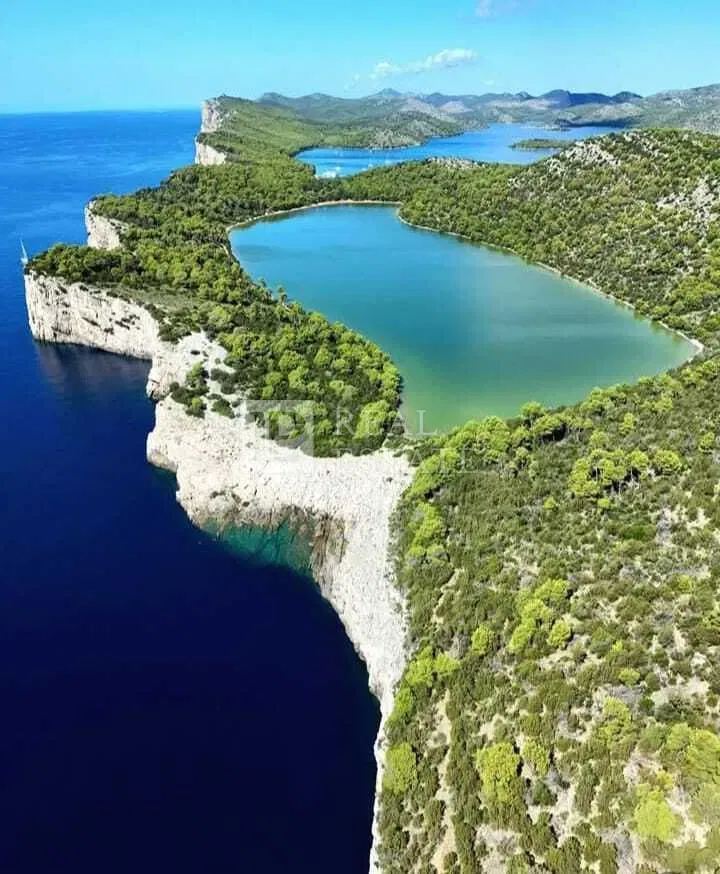 DUGI OTOK, PARK PRIRODE TELAŠĆICA – poljoprivredno zemljište s kamenom kućicom
