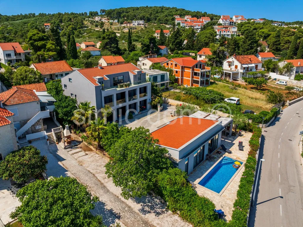 Exklusives Angebot: Wunderschöne Apartment-Villa in 2. Reihe zum Meer – Insel Brac