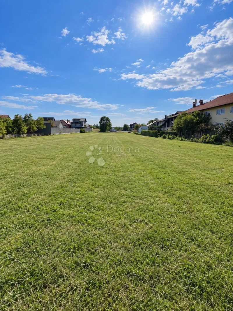 Građevinsko zemljište 7.917 m² – mogućnost poslovnog, proizvodnog i skladišnog objekta