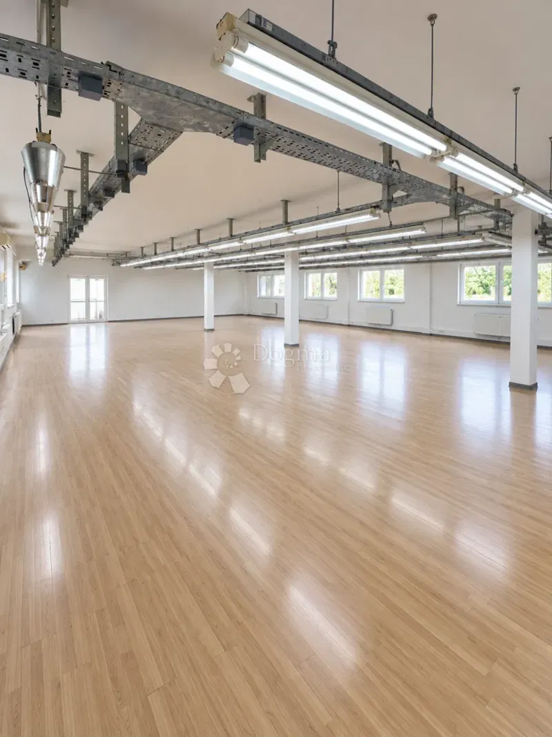 Poslovna hala 880 m² – neposredna blizina IKEA-e