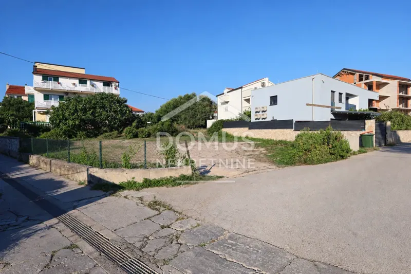 Vodice, drugi red od mora, građevinsko zemljište površine 352 m² s građevinskom dozvolom