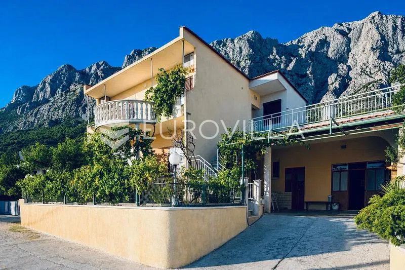 Makarska, Veliko Brdo kuća s dva odvojena stana, garažom i prekrasnim pogledom na more