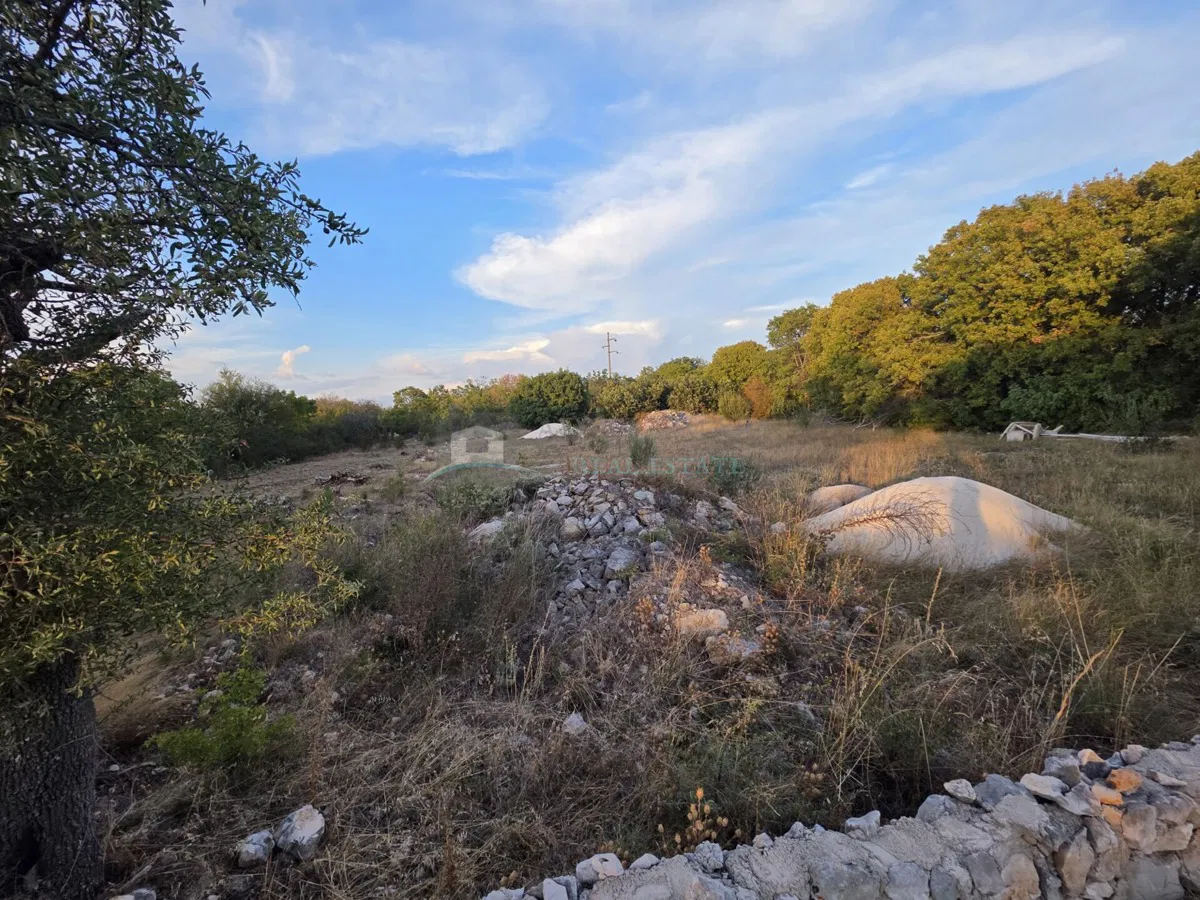 ATRAKTIVNO GRAĐEVINSKO ZEMLJIŠTE U LJUBOTIĆU – 1.435 m²