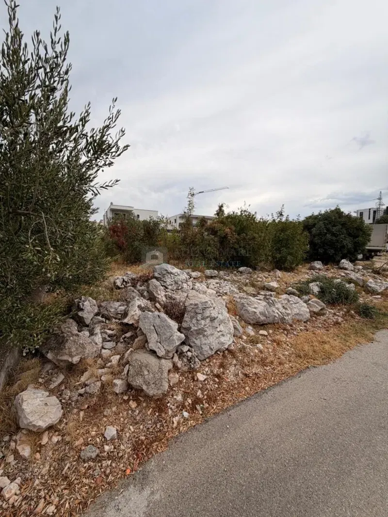 GRAĐEVINSKO ZEMLJIŠTE 1.235 m² – VODICE | ZONA 1.3 | ODLIČNA INVESTICIJSKA PRILIKA