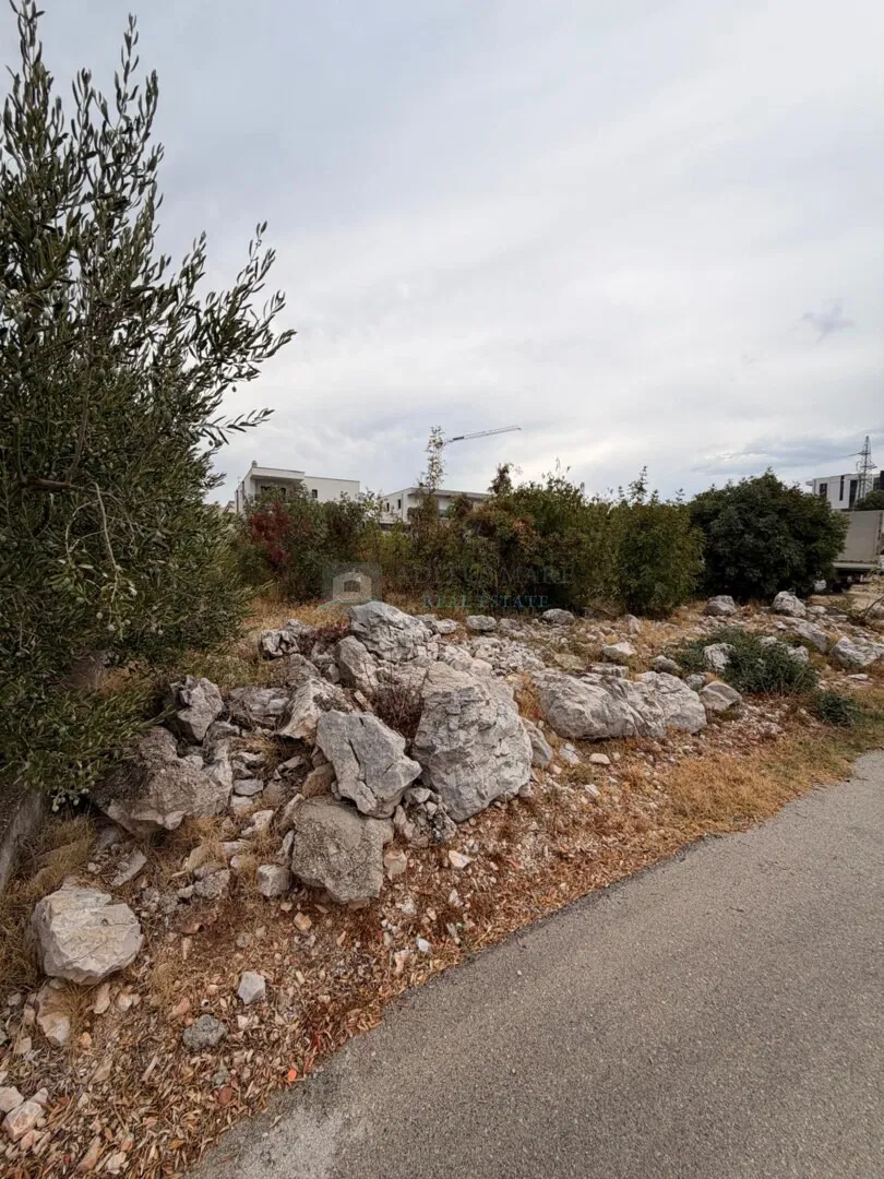 GRAĐEVINSKO ZEMLJIŠTE 1.235 m² – VODICE | ZONA 1.3 | ODLIČNA INVESTICIJSKA PRILIKA