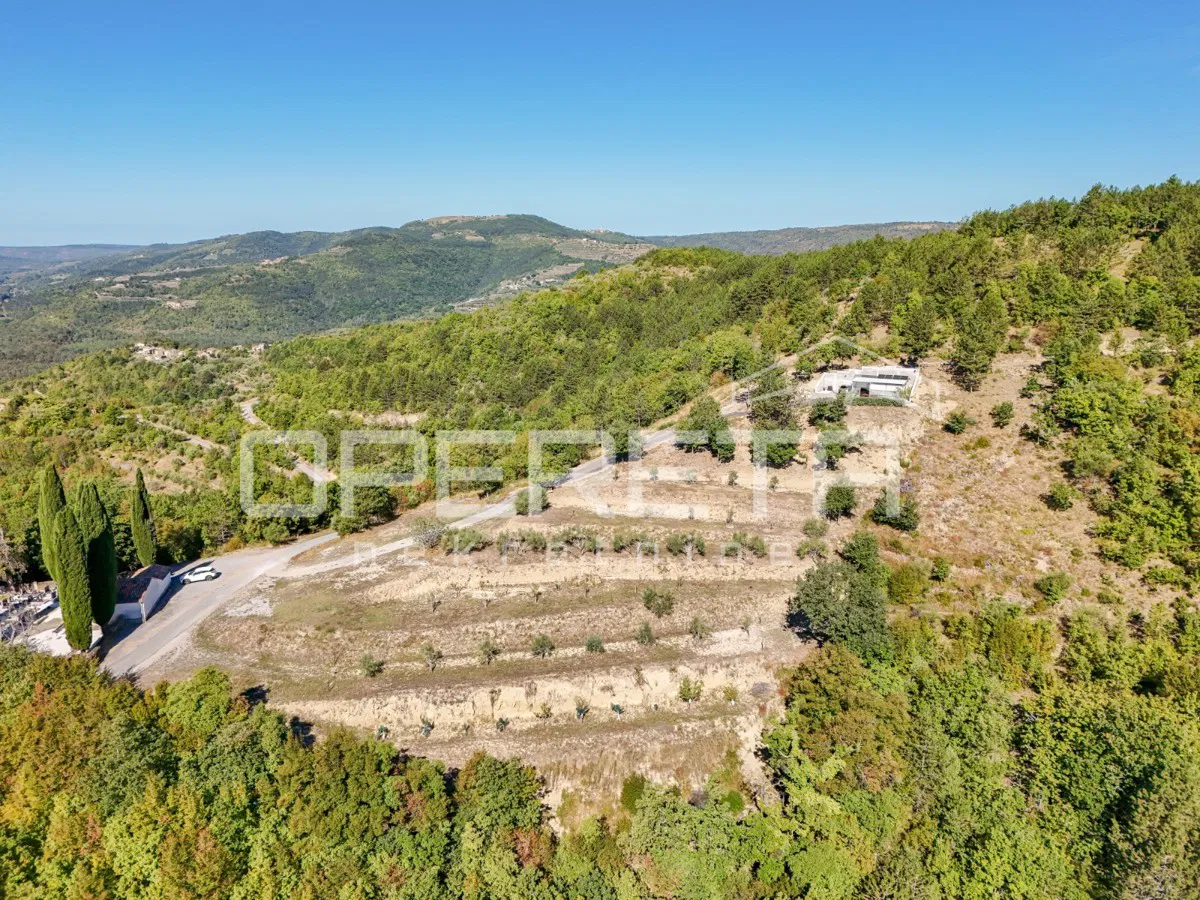Istrien, Umgebung Buzet - Olivenhain mit Mobilheim und Blick auf den Butoniga-See