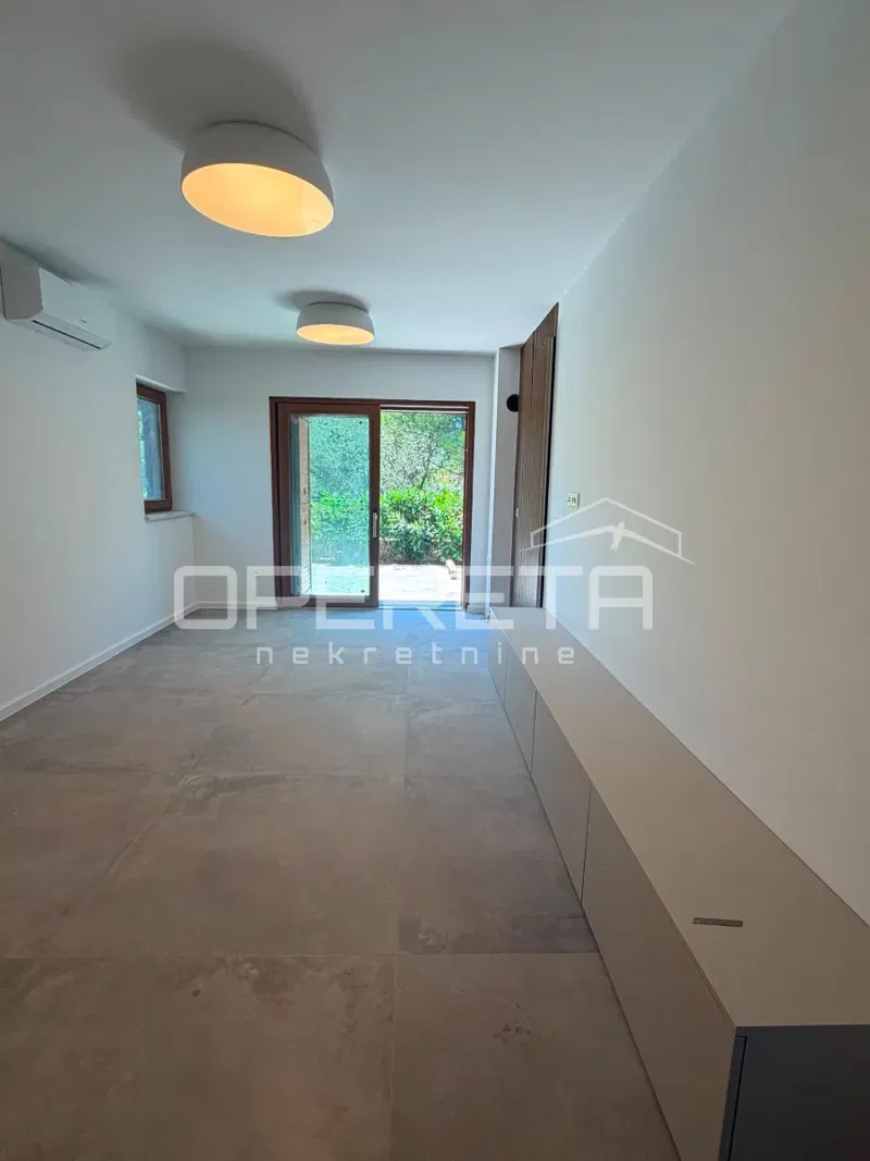 Novogradnja -  Moderan dvoetažan stan s vrtom, Kukljica, otok Ugljan