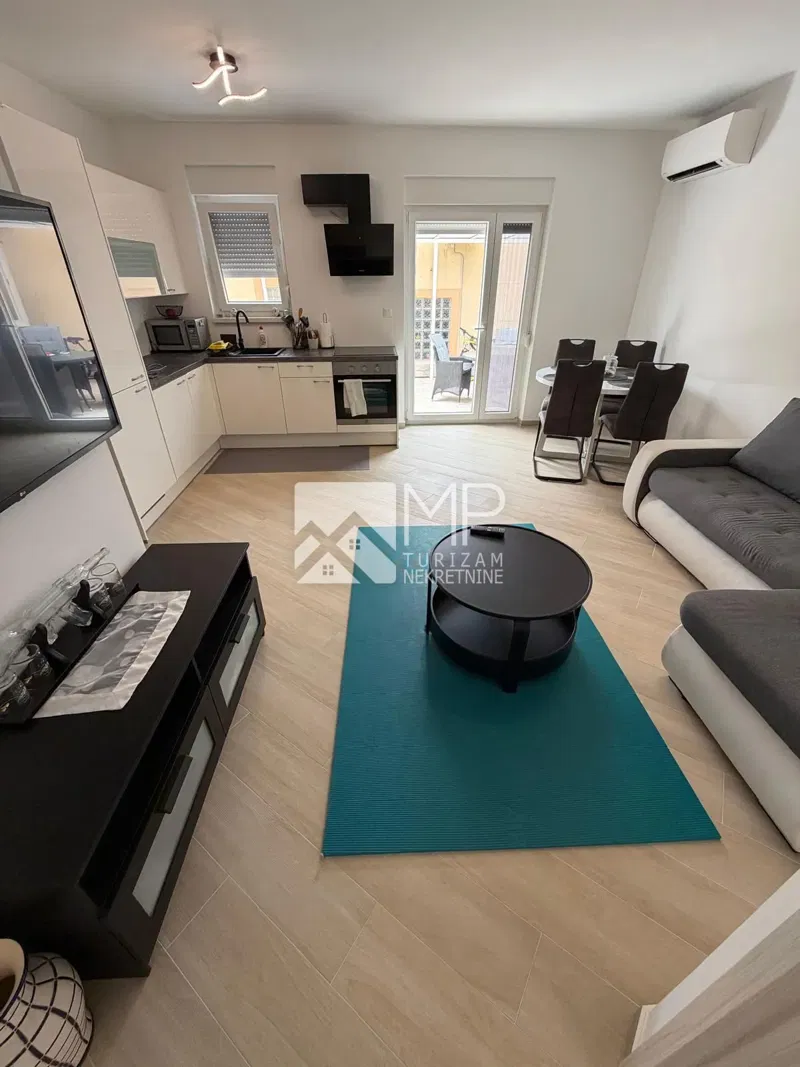 Moderan stan u prizemlju s vrtom i studio apartmanom – Medulin