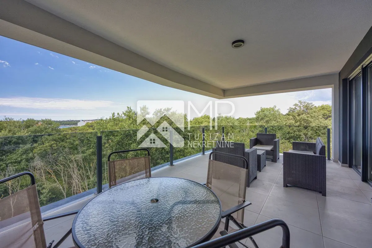 PENTHOUSE S POGLEDOM NA MORE – 117 m², 3 SPAVAĆE SOBE, 2 TERASE I 2 PARKIRNA MJESTA – MEDULIN