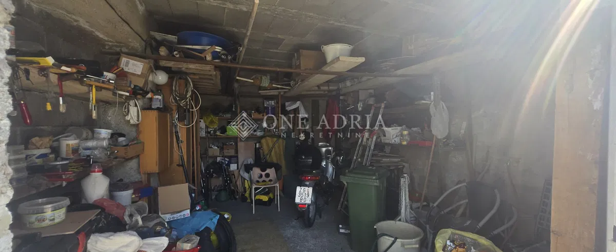 DRAMALJ, 30m OD MORA, GARAŽA/POTENCIJAL ZA APARTMAN