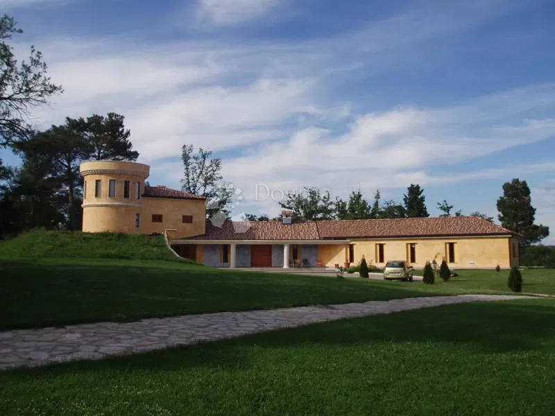 Kiváló építésű villa nagy telekkel és teljes magánélettel