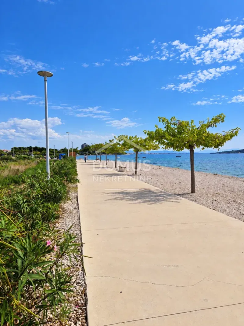 Vodice, 1. red do mora, zemljište površine 5.891 m² turističke namjene – zona T1.